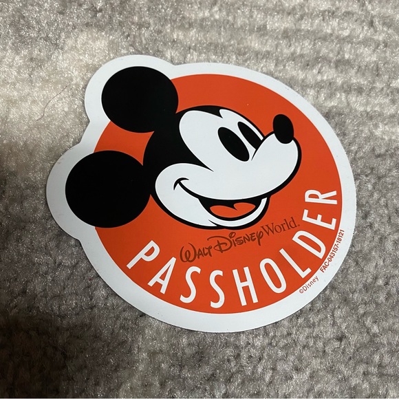 Walt Disney World Annual Pass Passholder Mickey Mouse Magnet - Picture 1 of 2